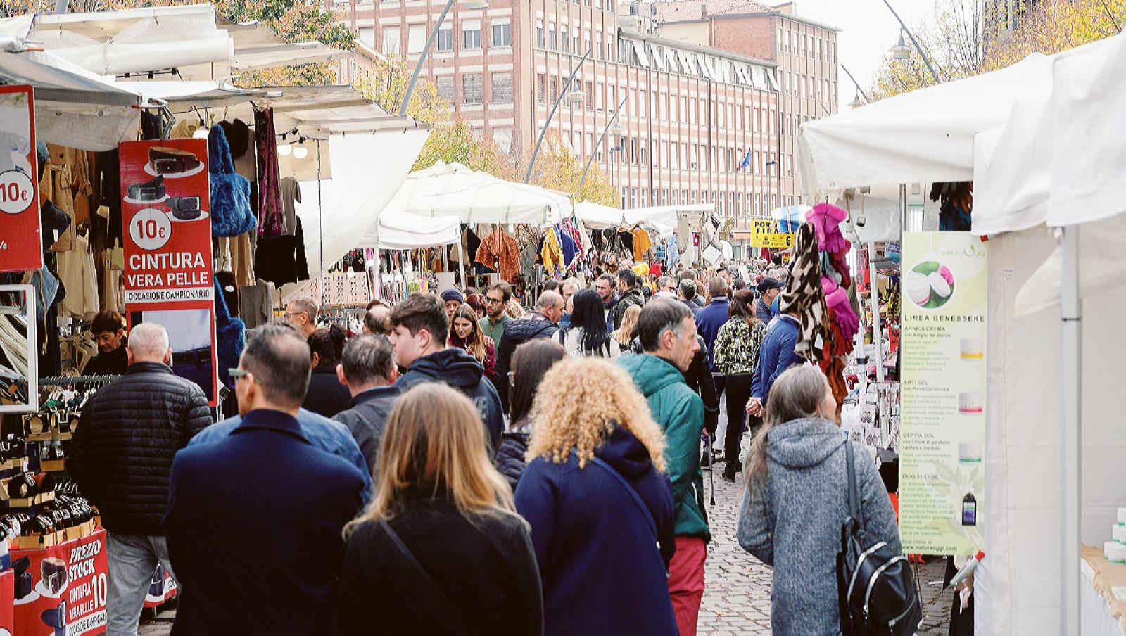 I colori della fiera riempiono la citt&agrave;