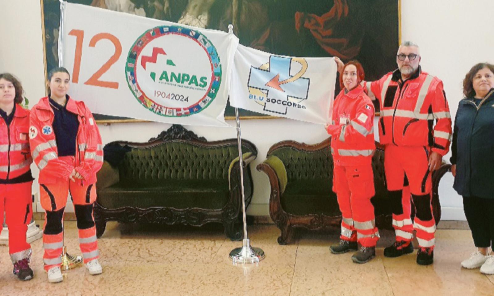 Anpas, le bandiere in Comune