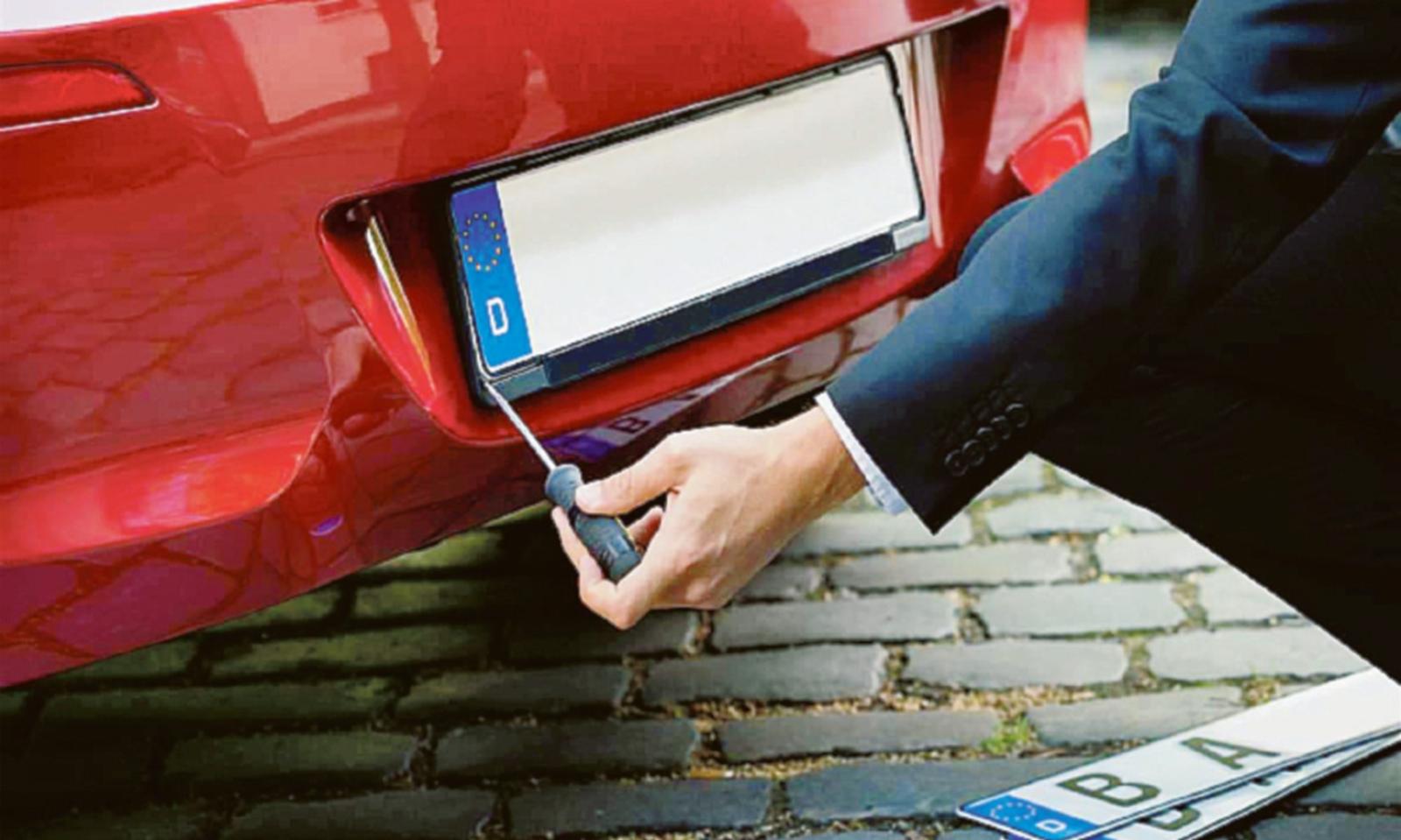 Razzie di targhe nella notte 