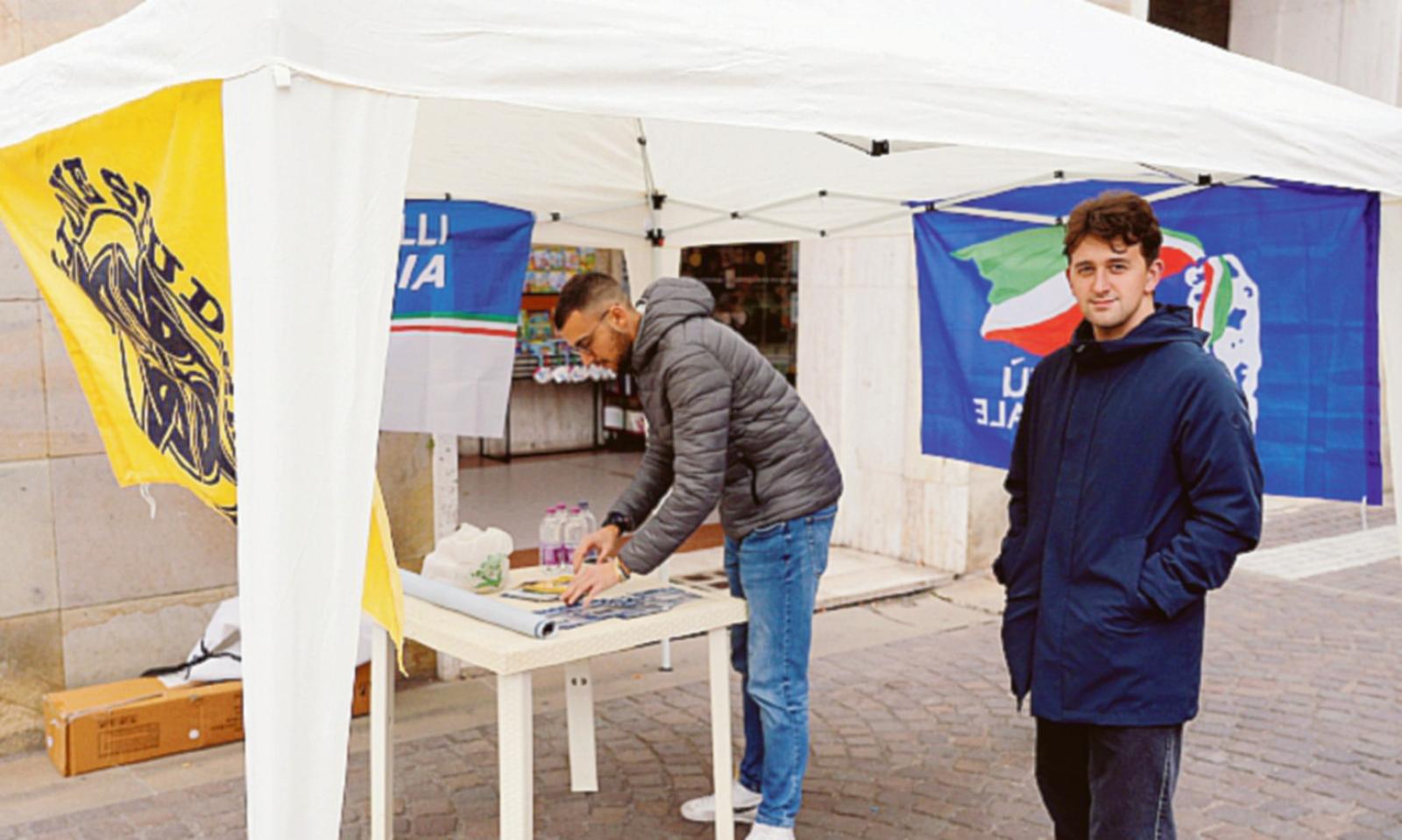 In piazza il banchetto per la caduta del Muro di Berlino