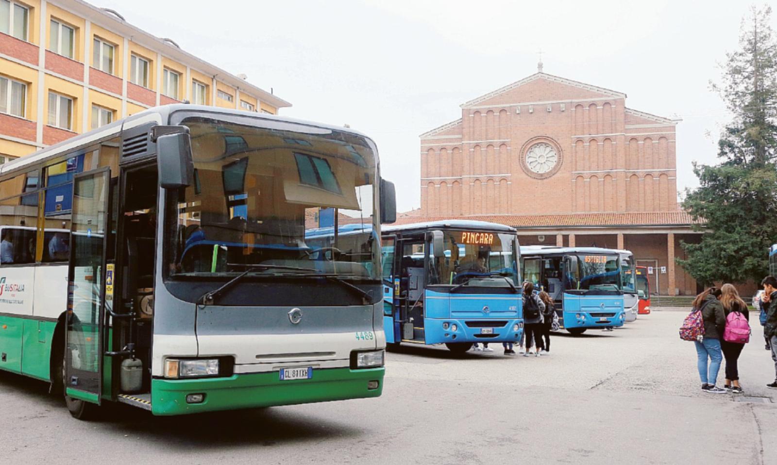 Cerca di rapire un 15enne che sta andando a scuola