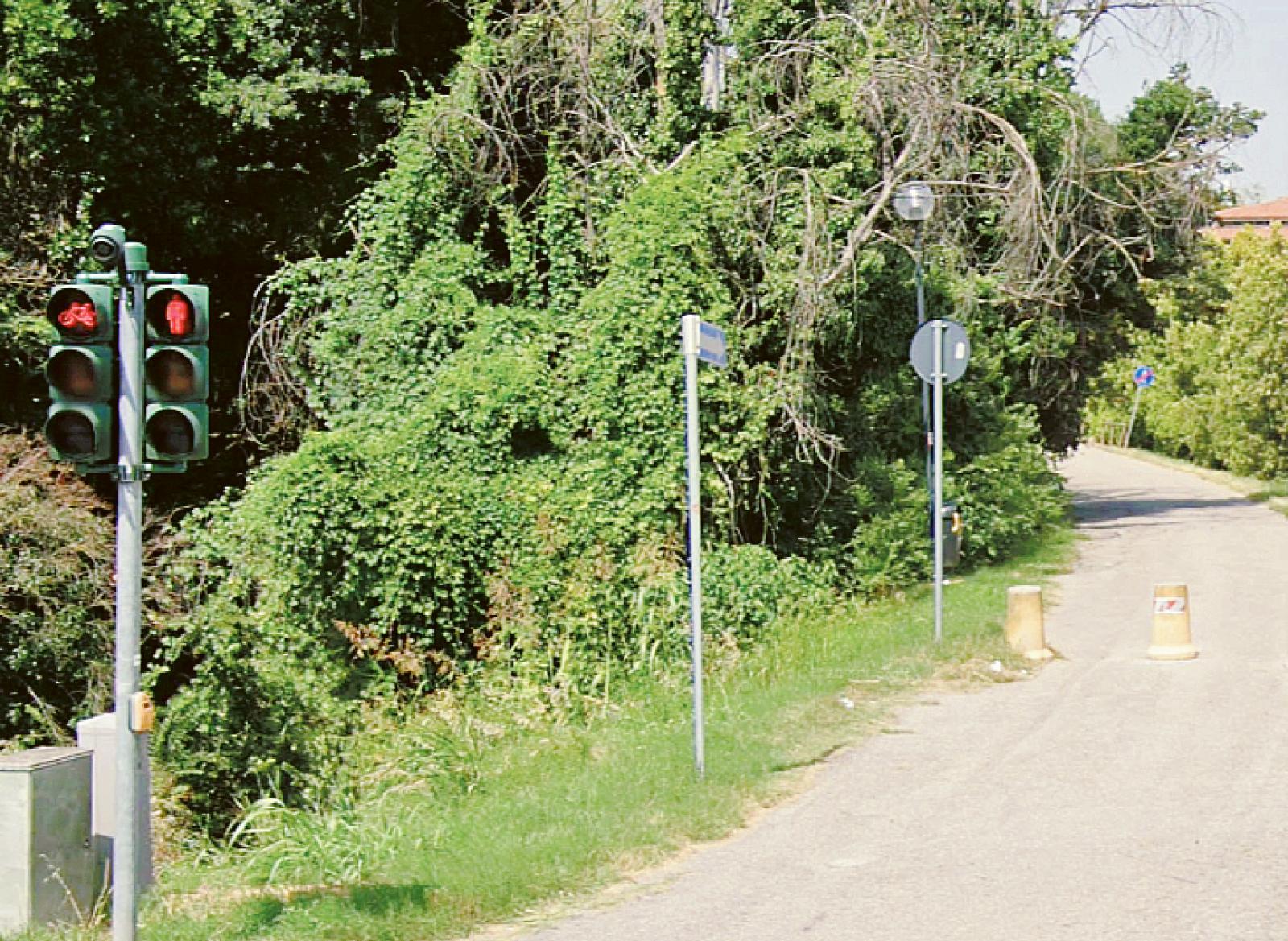 Via Curiel, semaforo ok