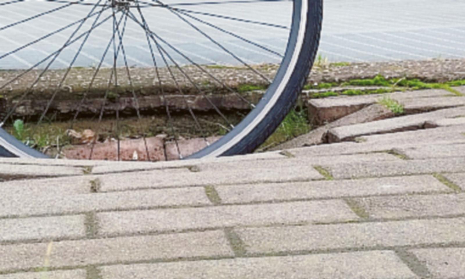 Buche nel marciapiede, il degrado &egrave; totale