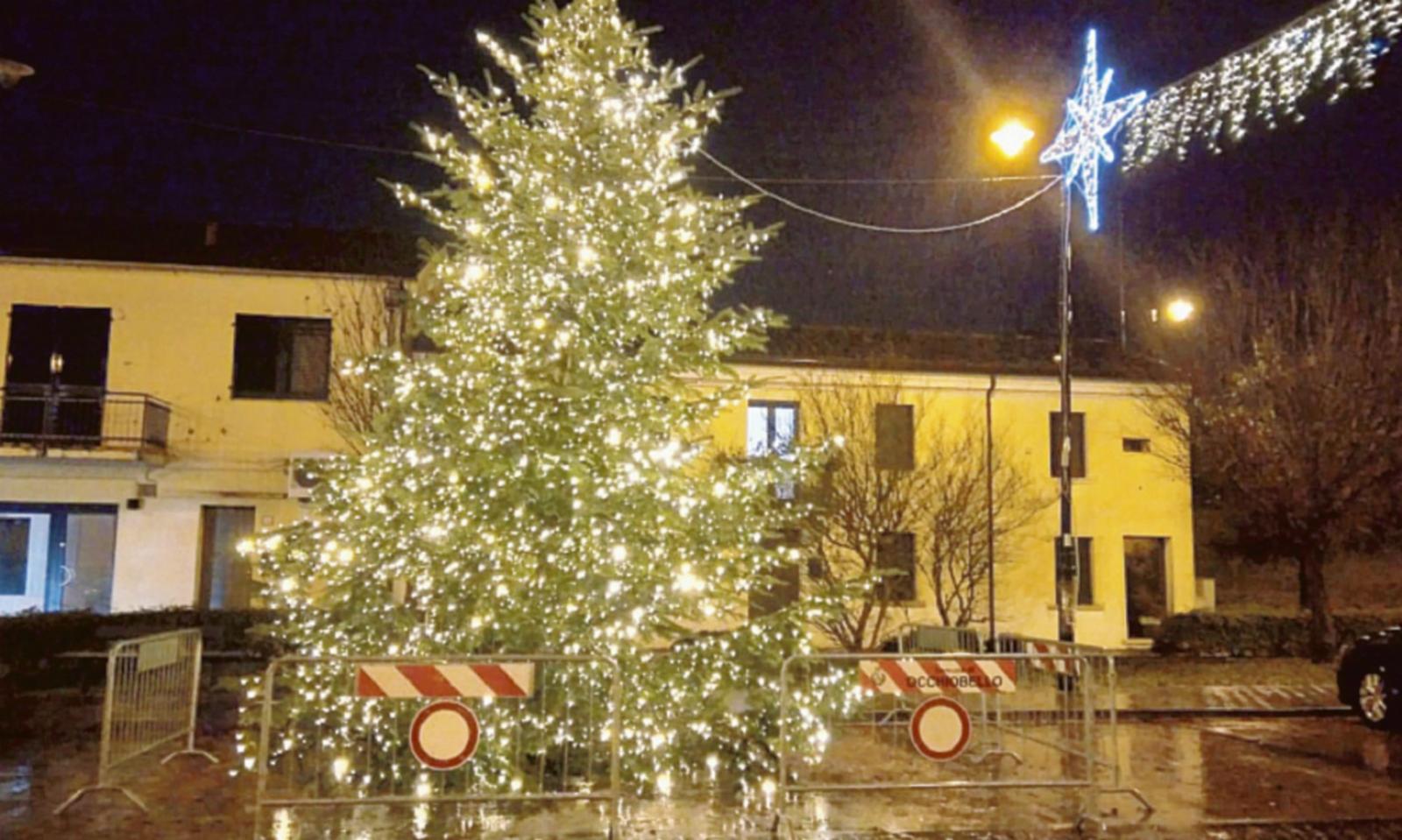 Si accende anche l&rsquo;albero di Natale