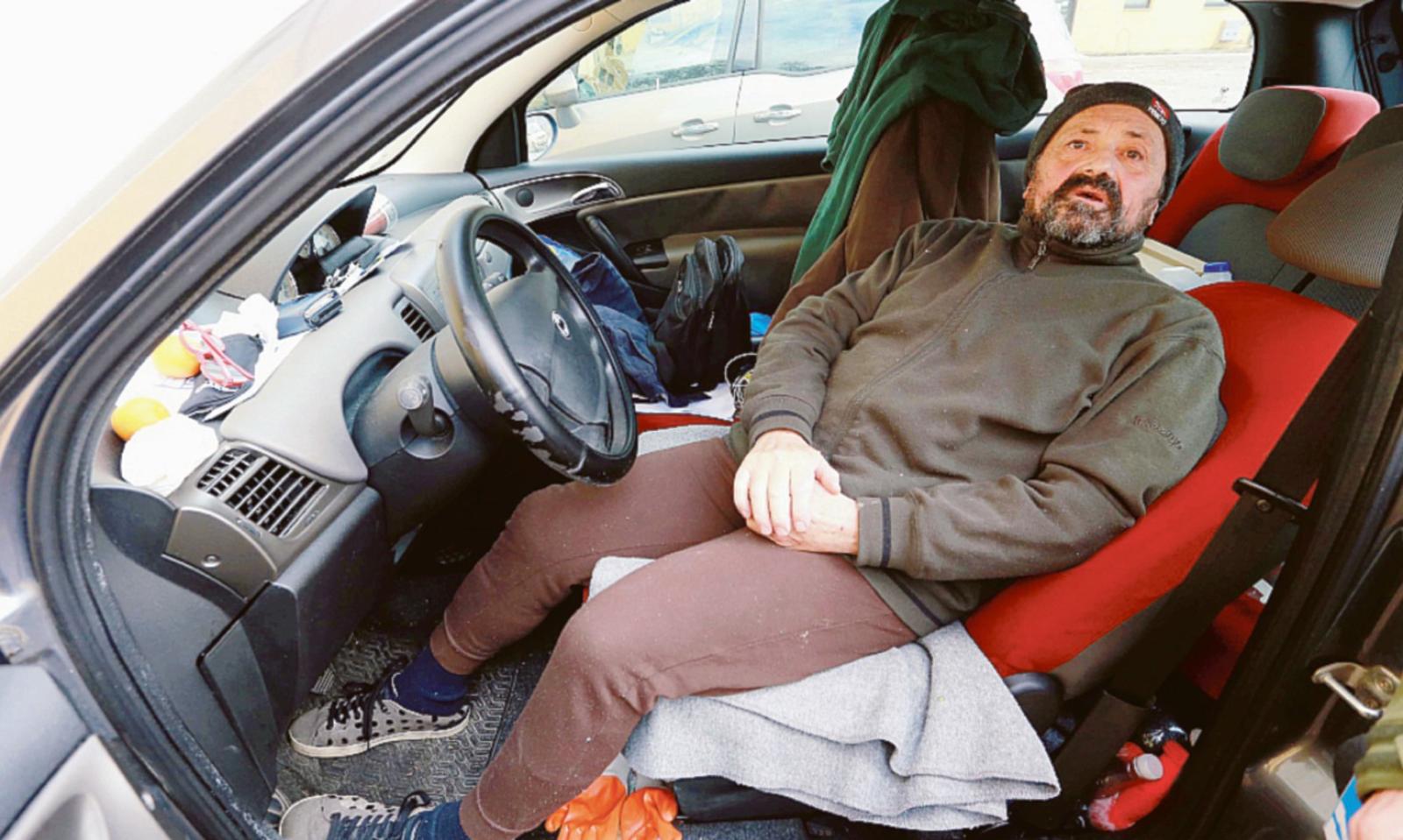 &ldquo;Non ho una casa, dormo in auto&rdquo;