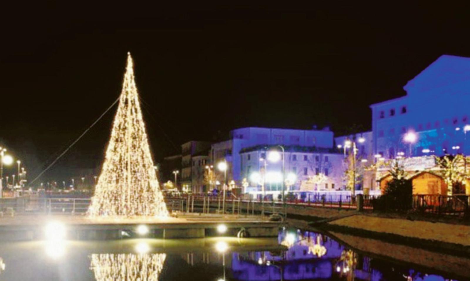 Ad Adria Babbo Natale accende la festa