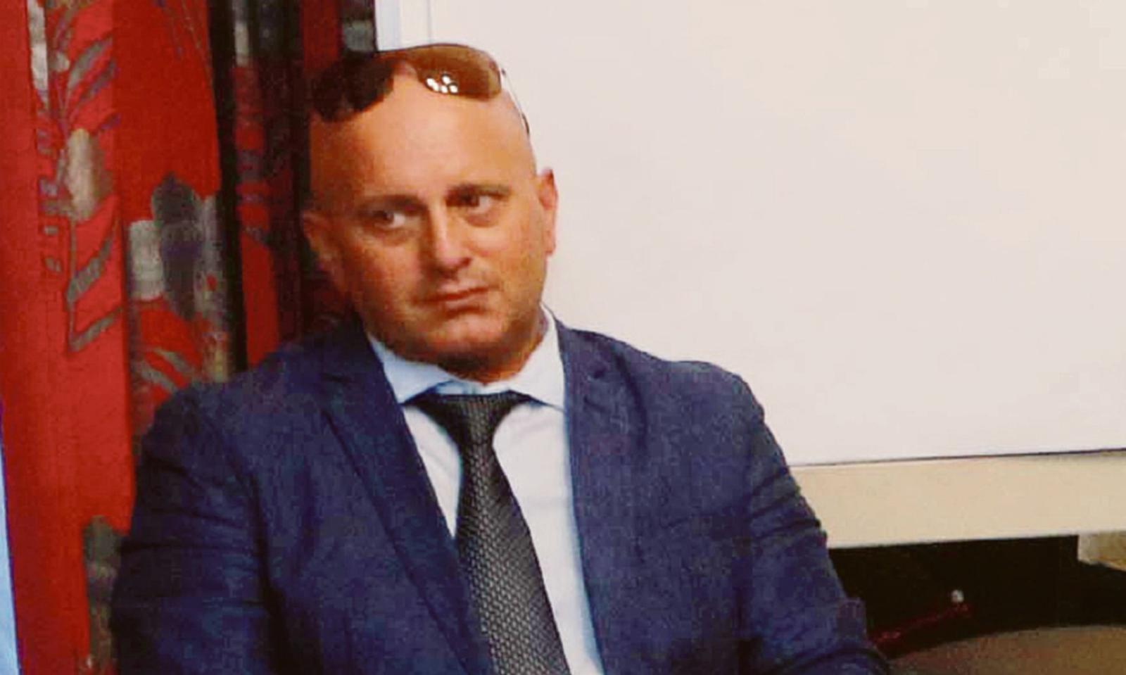 Difende la dottoressa, aggredito