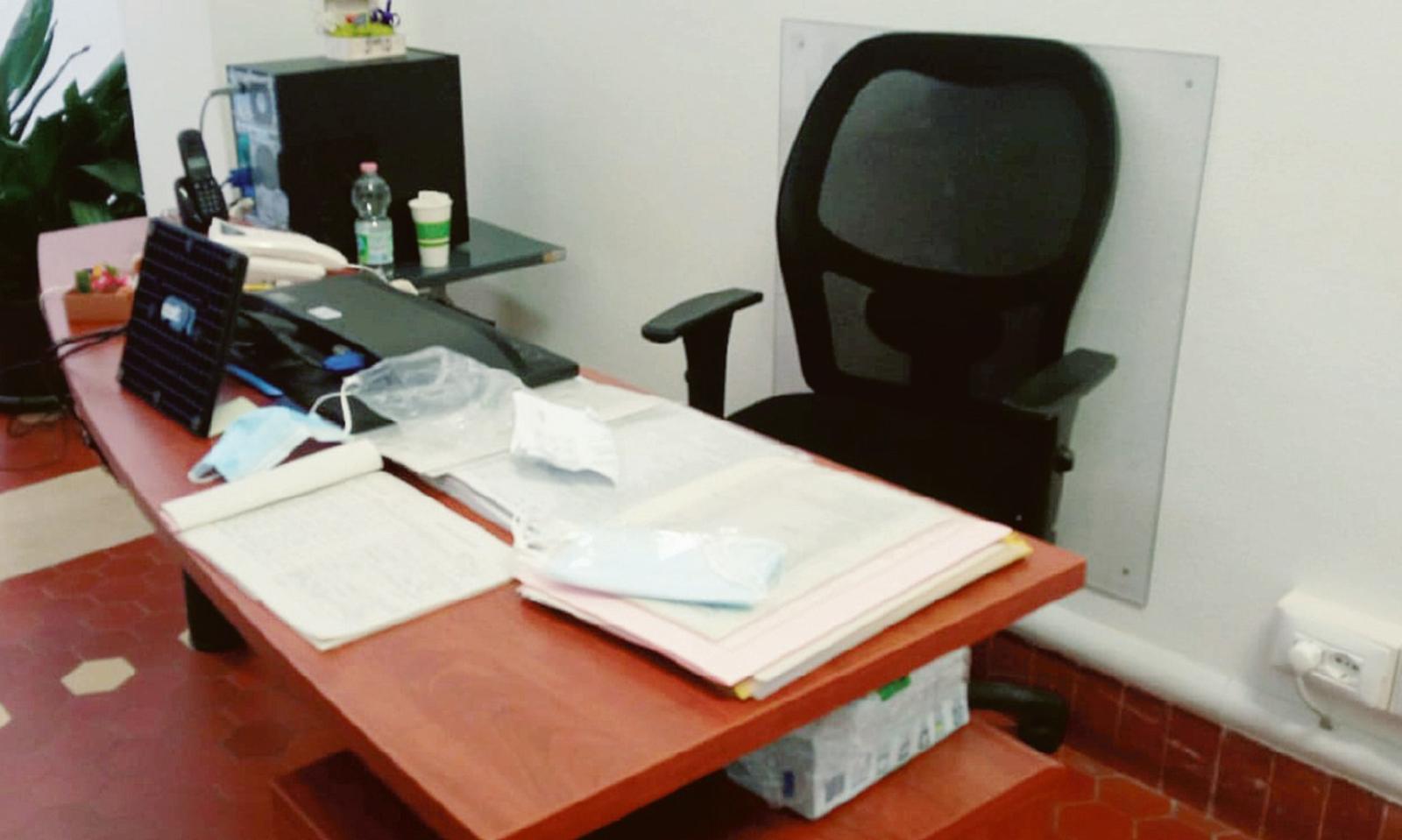 Entra e devasta gli uffici comunali