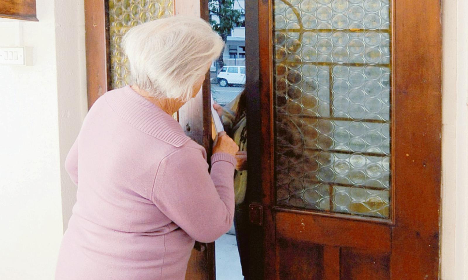 Anziana d&agrave; soldi e oro ai truffatori