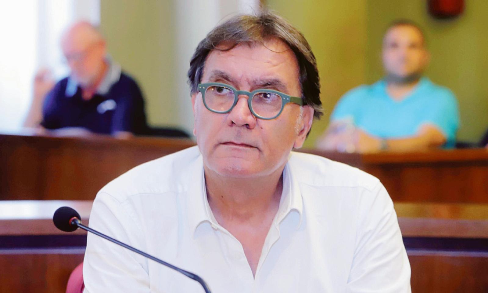 Cita il duce, Campanile nella bufera