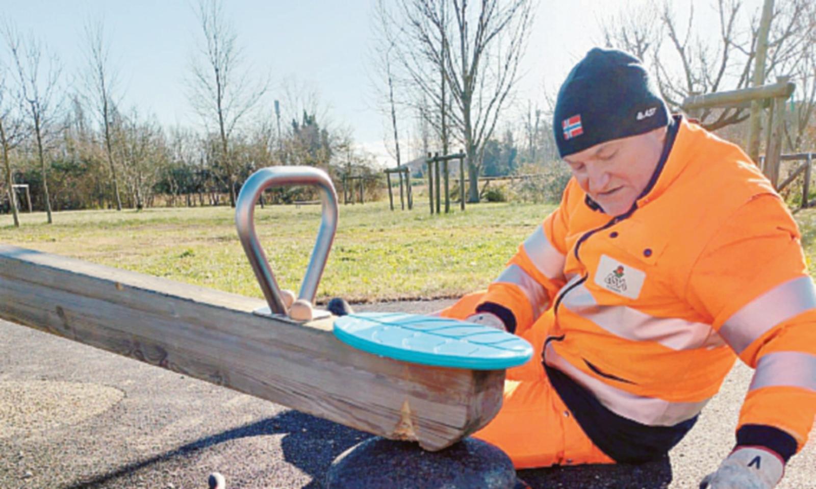 Danneggiato il dondolo di parco Sassoli e Asm interviene subito per aggiustarlo