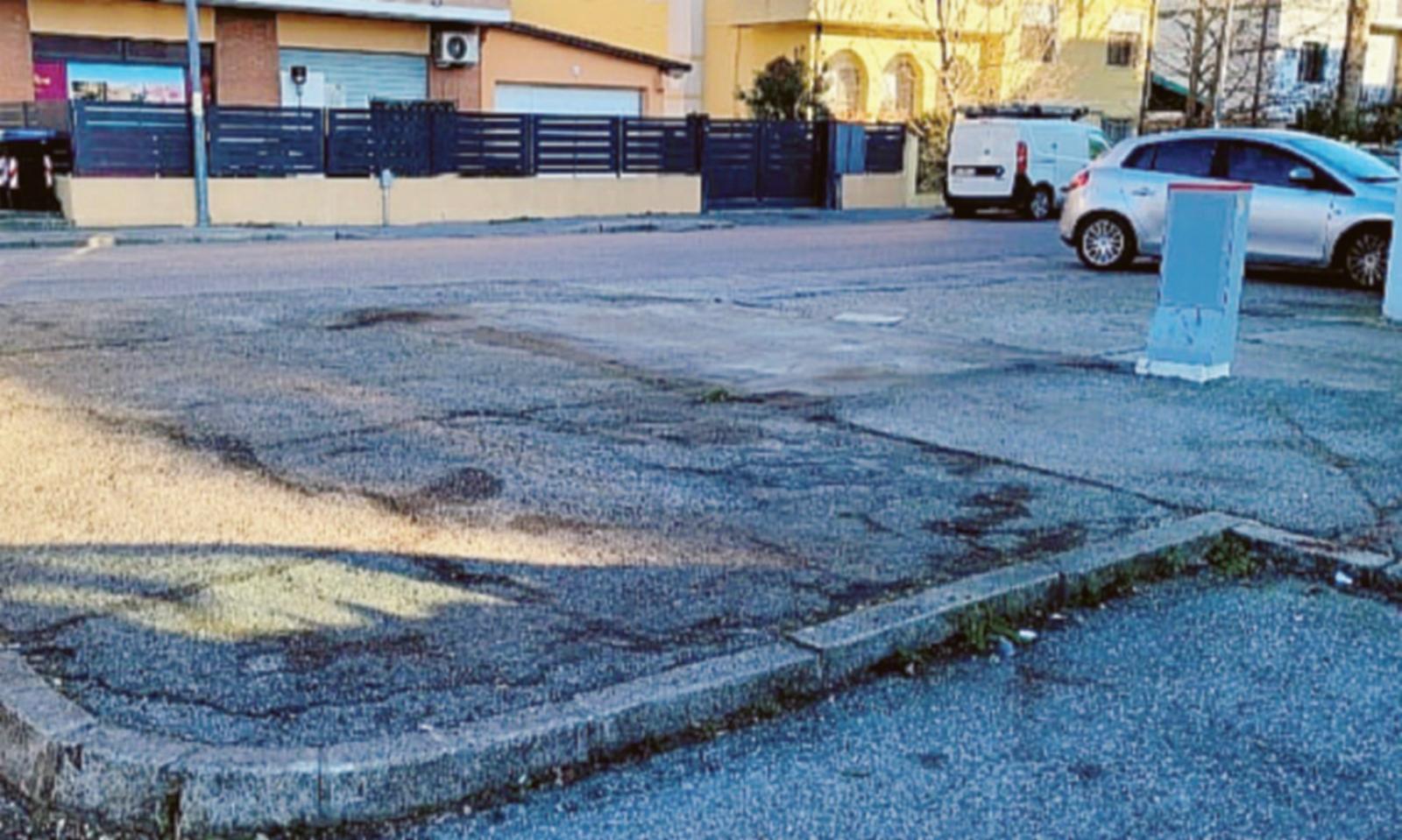 Abbattuta l&rsquo;edicola di via Mascagni resta soltanto la colonnina elettrica