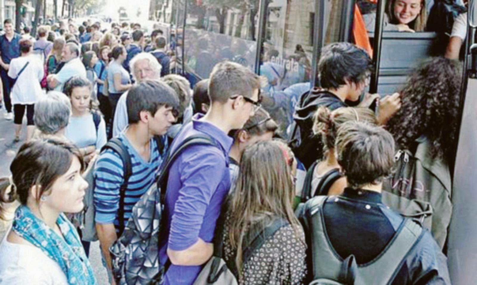 Bus scolastici sovraffollati: disagi e proteste