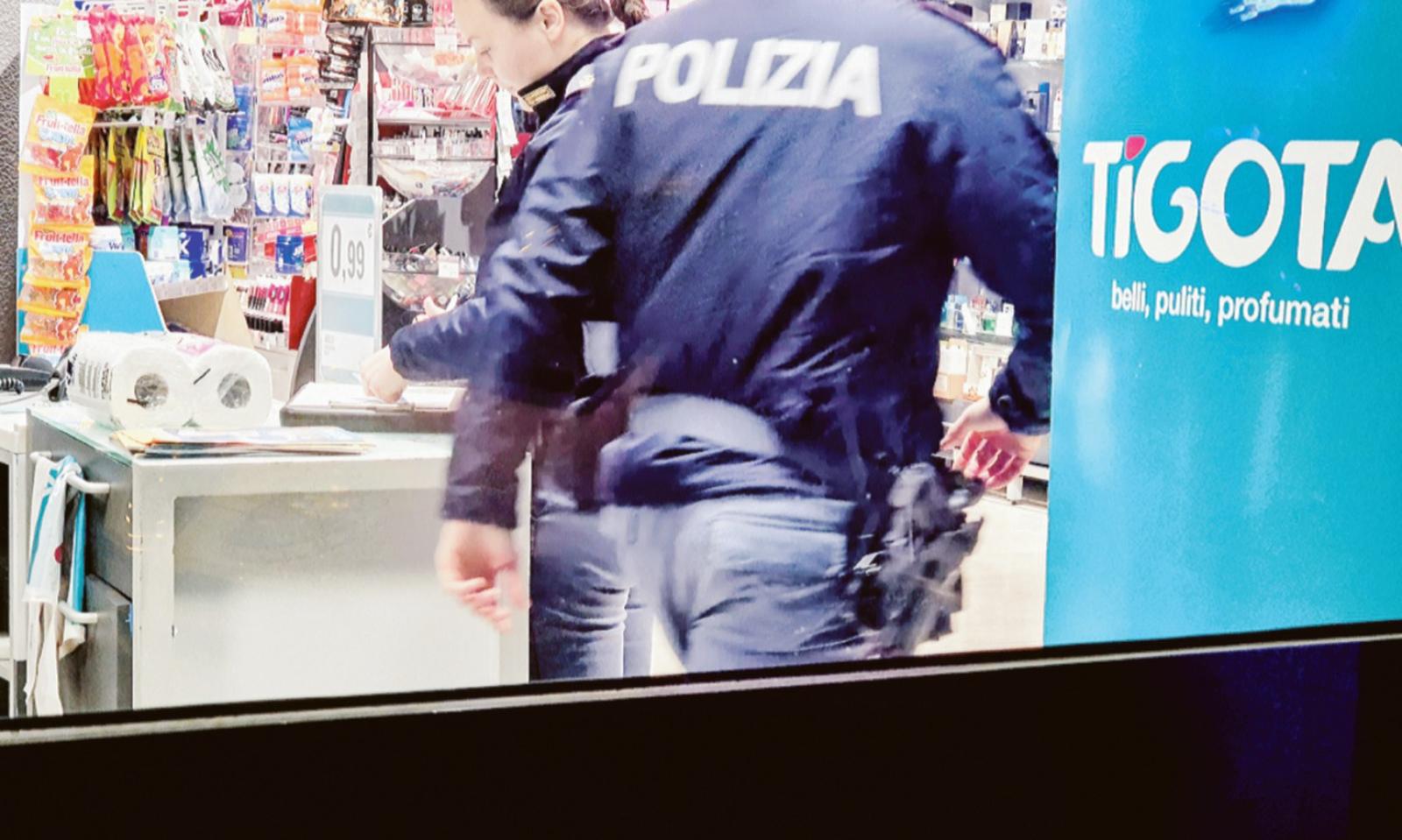 Rapina in centro, caccia all&rsquo;uomo