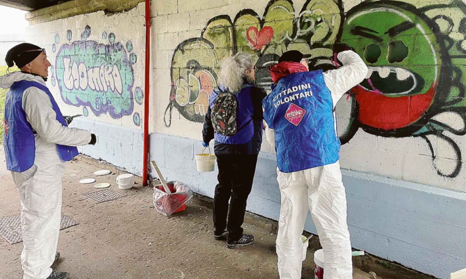 I volontari puliscono ciclabili e parchi