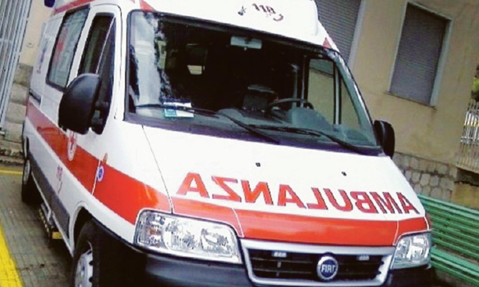 Operaio adriese precipita da una scala