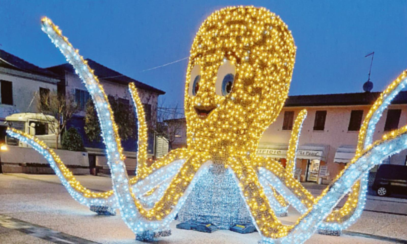 Il polpo non si stacca dalla piazza