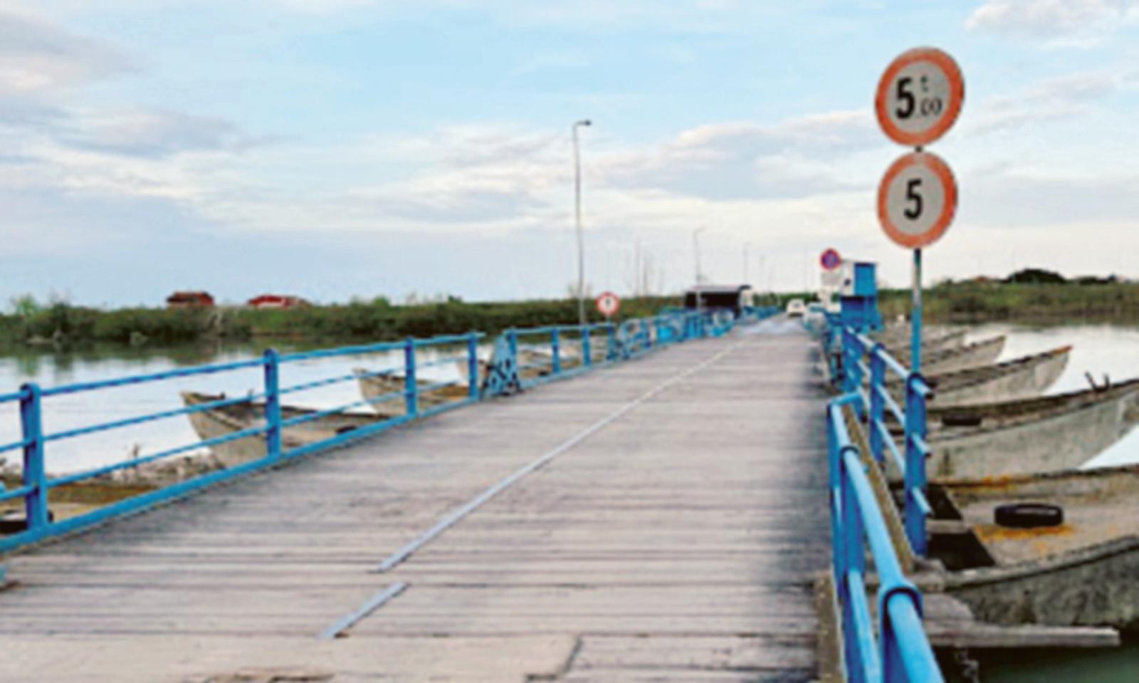 Il ponte di barche rimane chiuso al traffico 