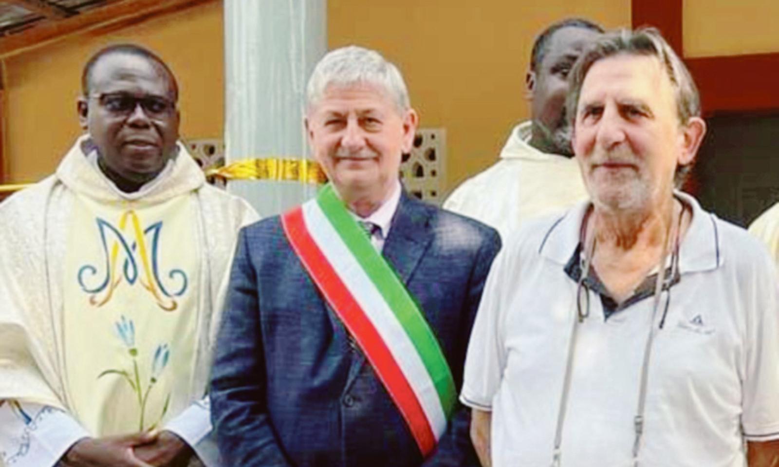 Il sindaco inaugura un'aula scolastica in Africa. "Antidoto all'emigrazione"
