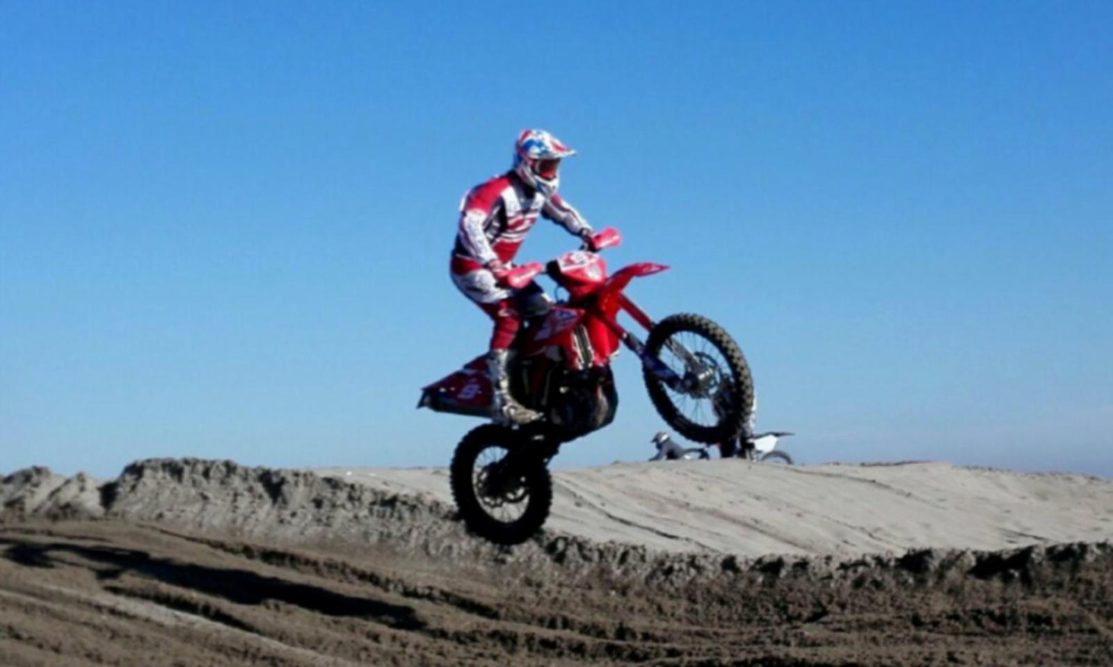 Cade con la moto da cross: &egrave; grave