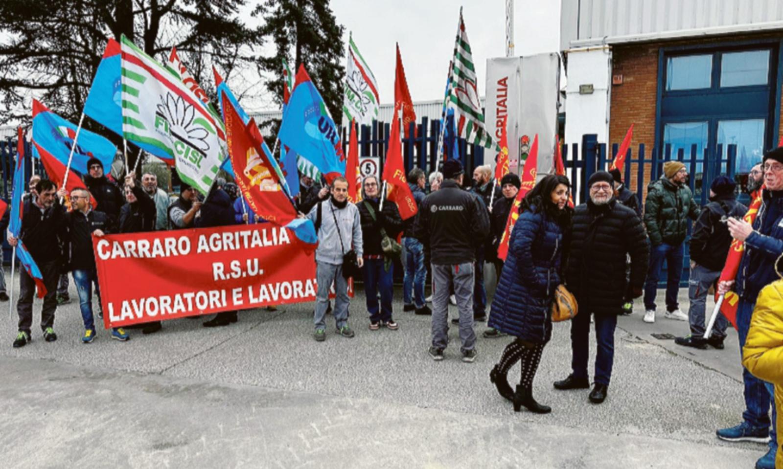 In tanti incrociano le braccia