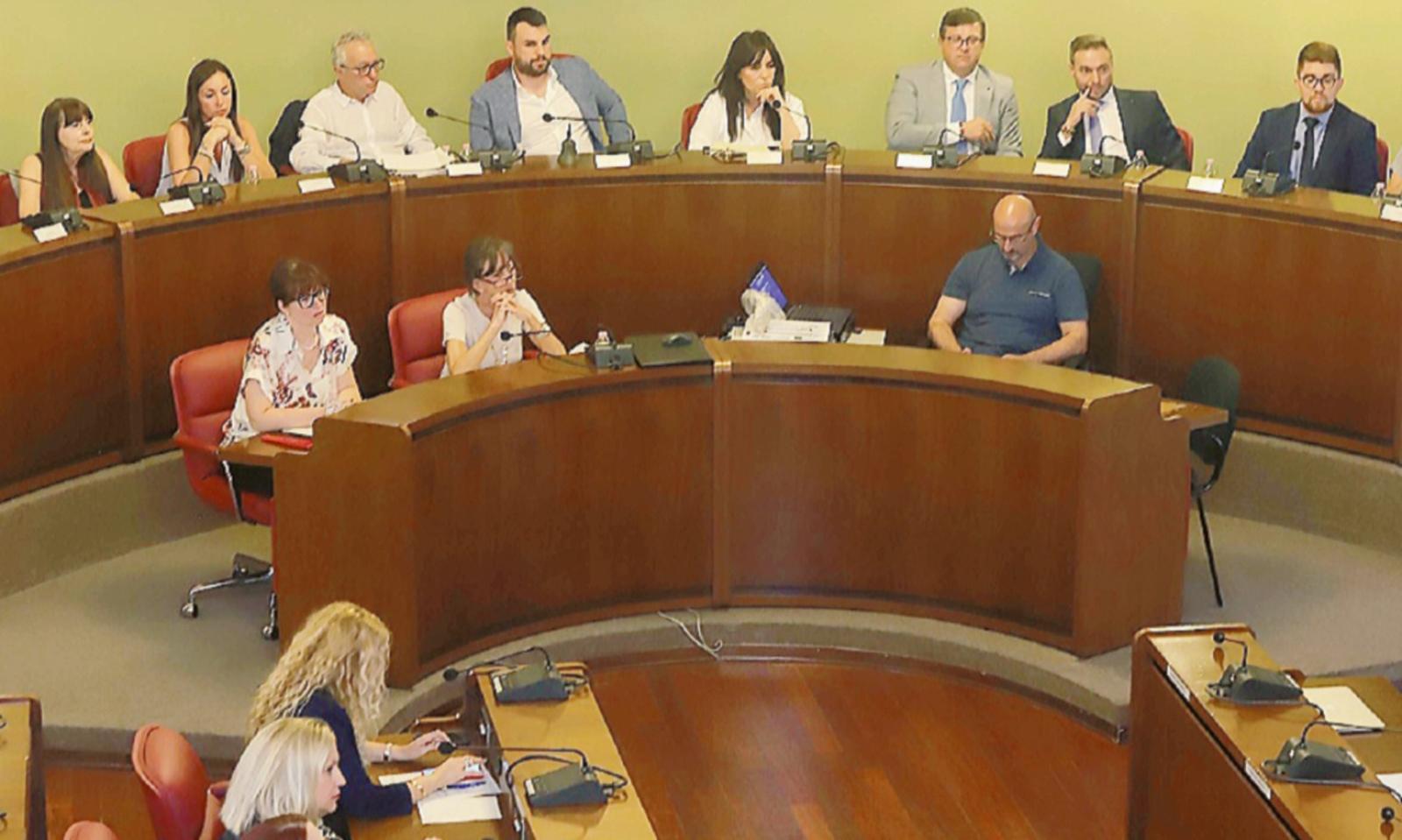 Nessun nome per la poltrona vuota