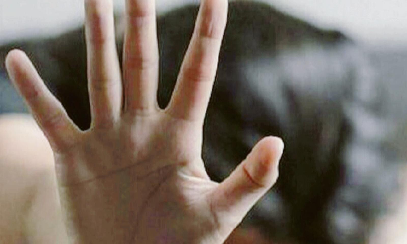 Palpeggiamenti alla figlia: condannato a sei anni