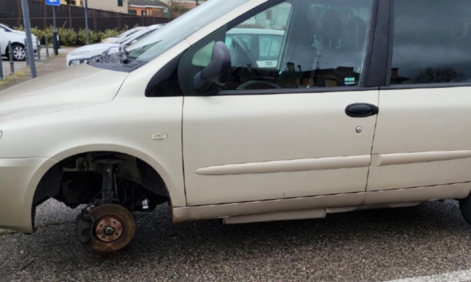 Rubate le ruote all&rsquo;auto di un disabile