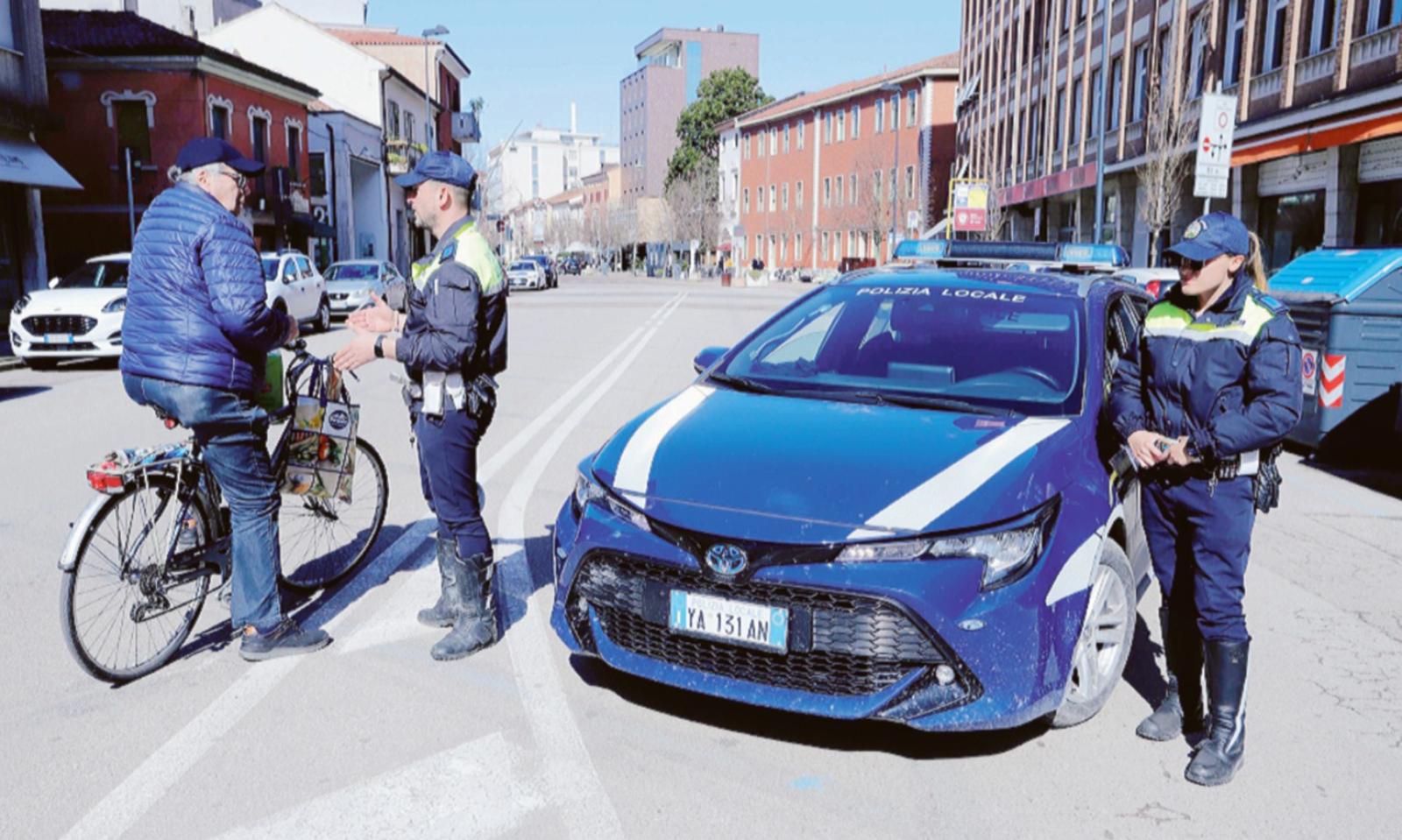 La domenica a piedi riempie il liston