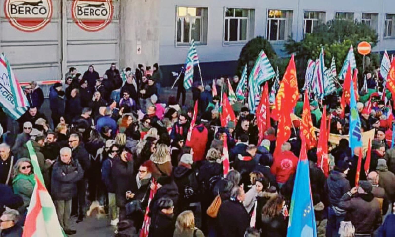 Scioperi e incontro in teatro