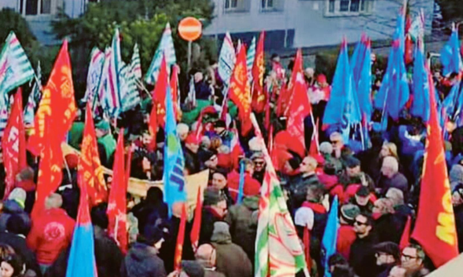 Lavoratori, megafoni e striscioni 