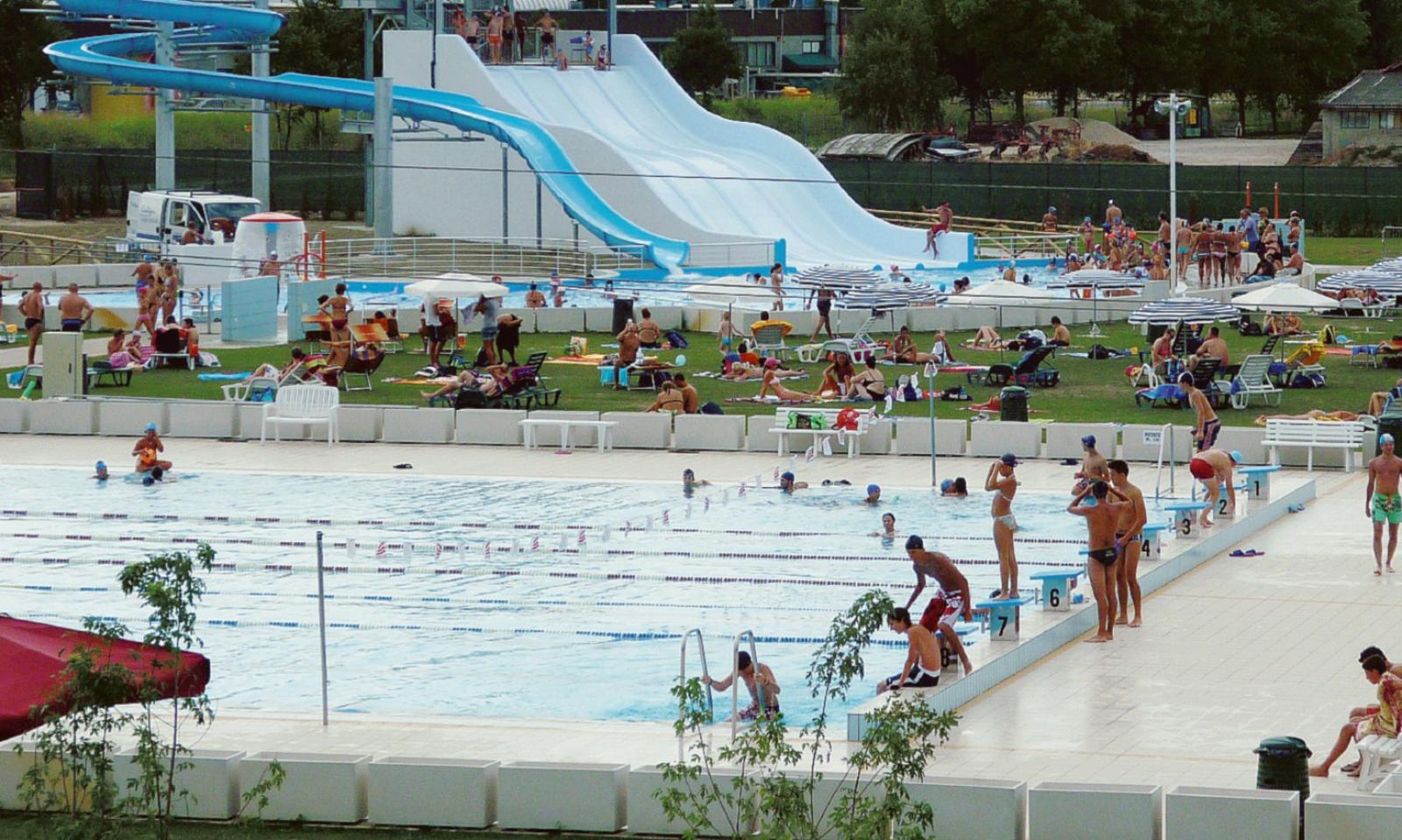 Piscina esterna, caccia ai soldi