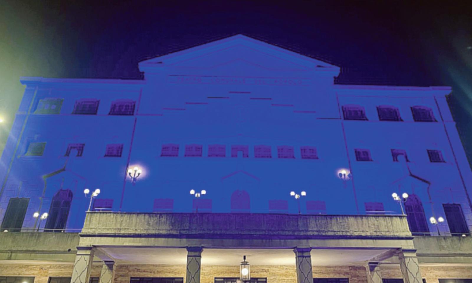 Teatro Comunale illuminato di blu 