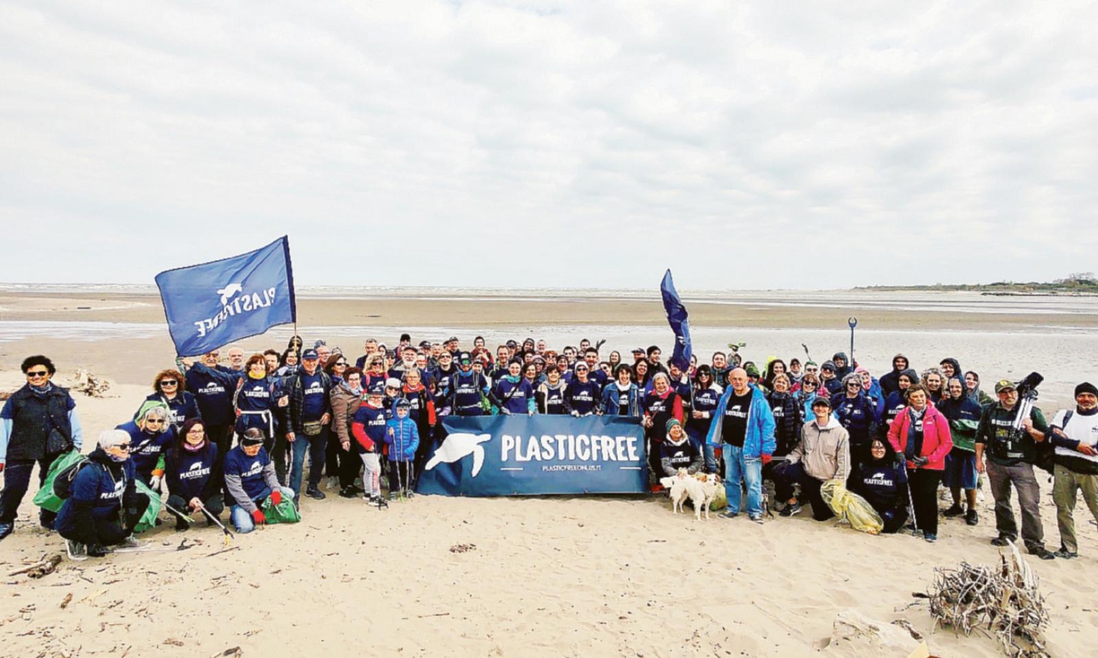 A centinaia per pulire la spiaggia