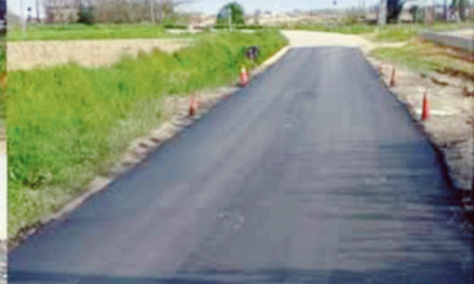 Asfalto sulla strada degli allagamenti