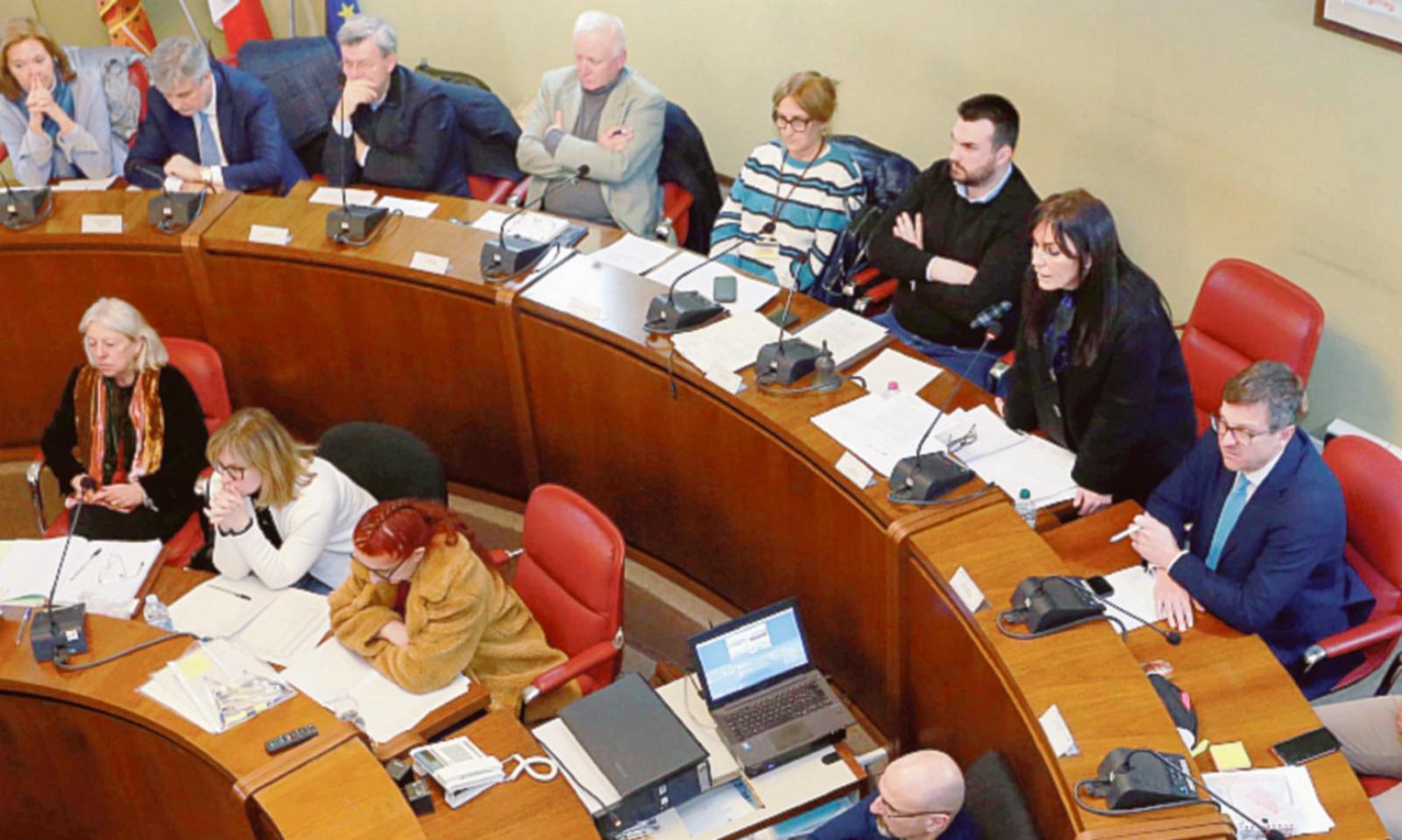 Iras al palo per il rebus Casa Serena