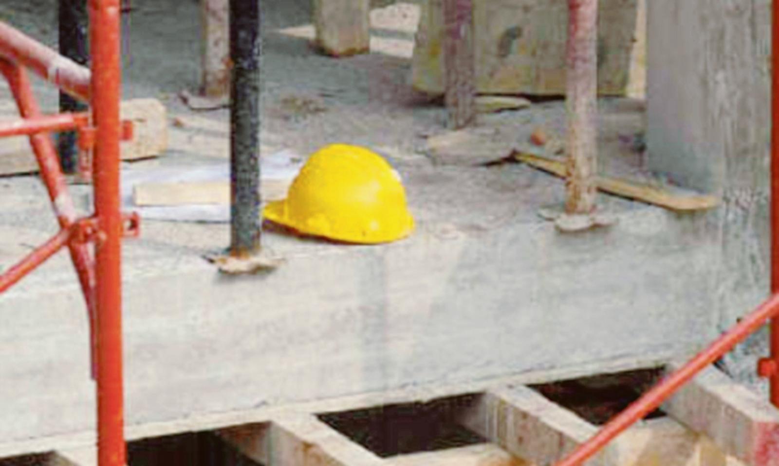 Operai in nero e senza protezioni