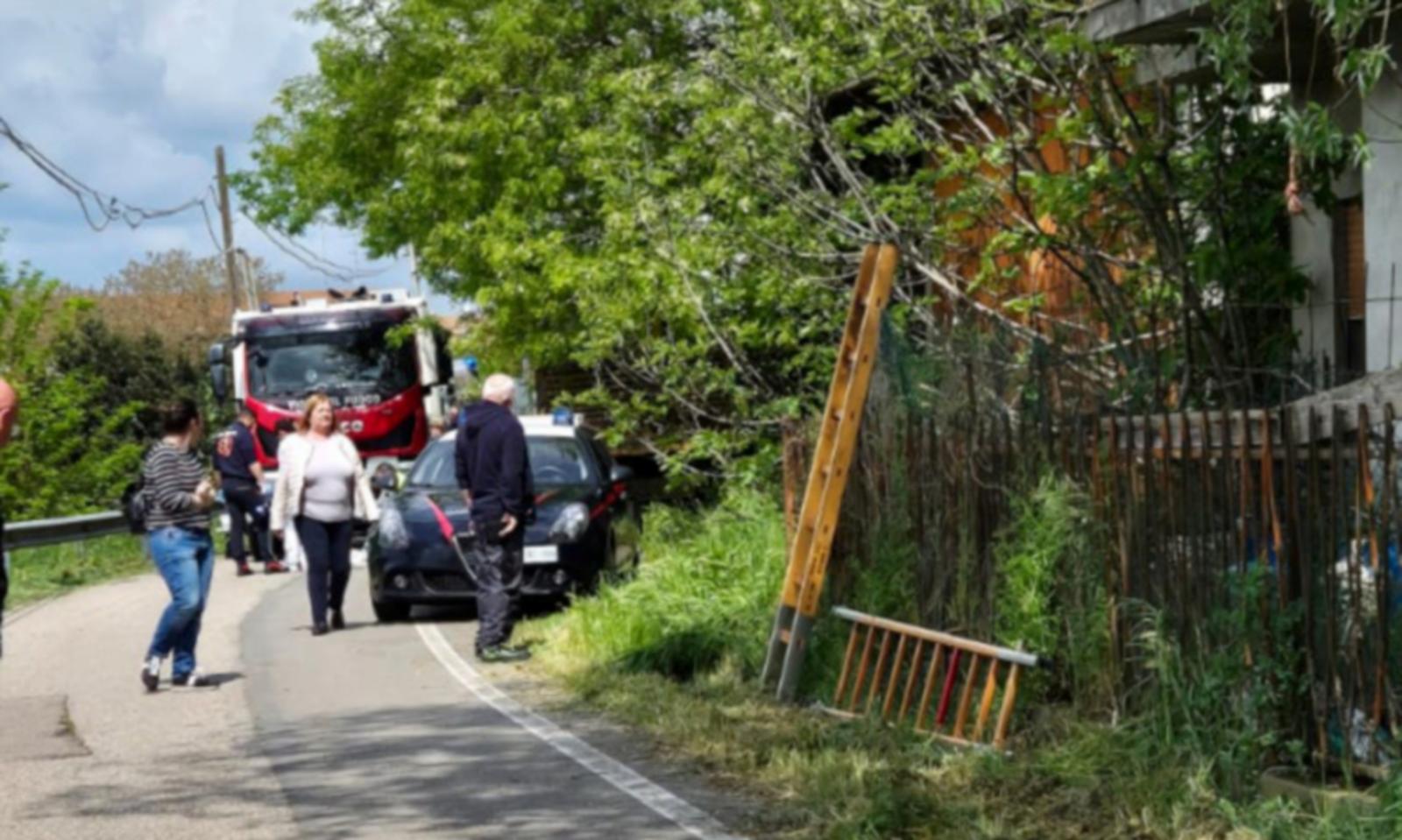 Muore in casa assieme ai suoi cani