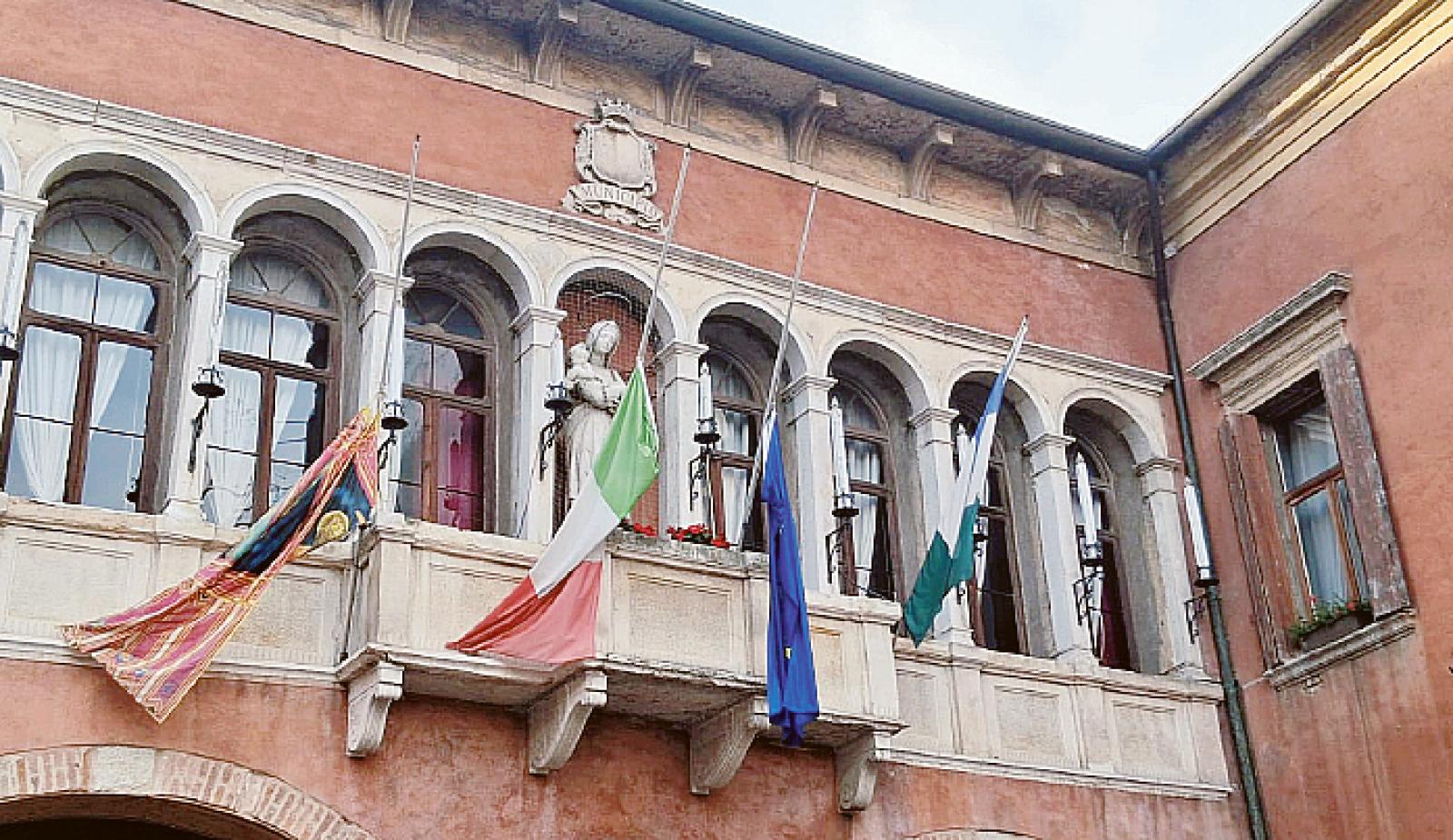 Bandiere a mezz&rsquo;asta e tanto cordoglio