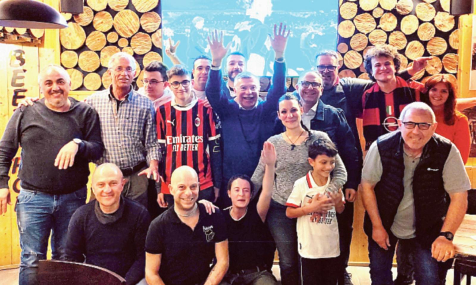 Cinque maglie del Milan 