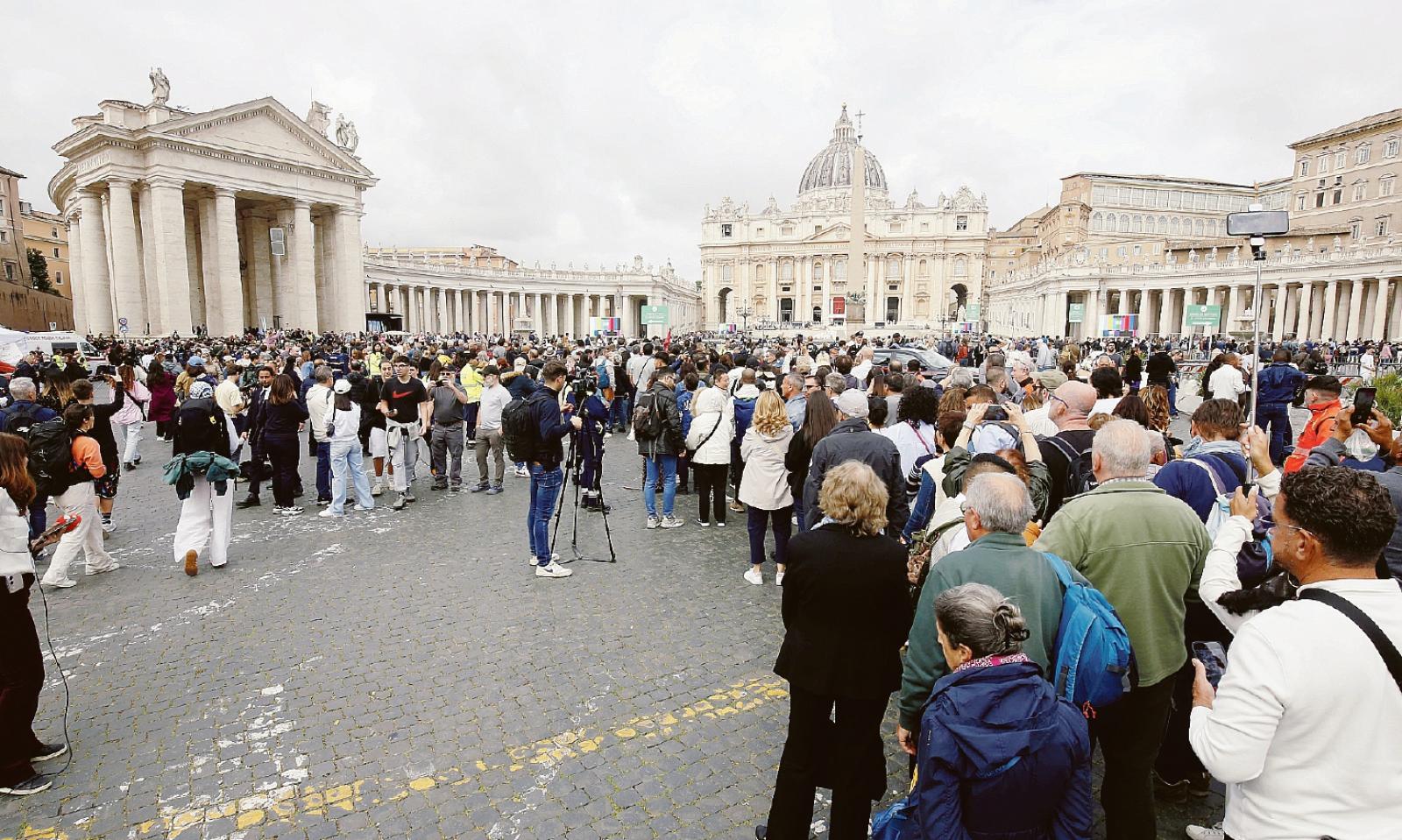 Fiume di 250mila fedeli