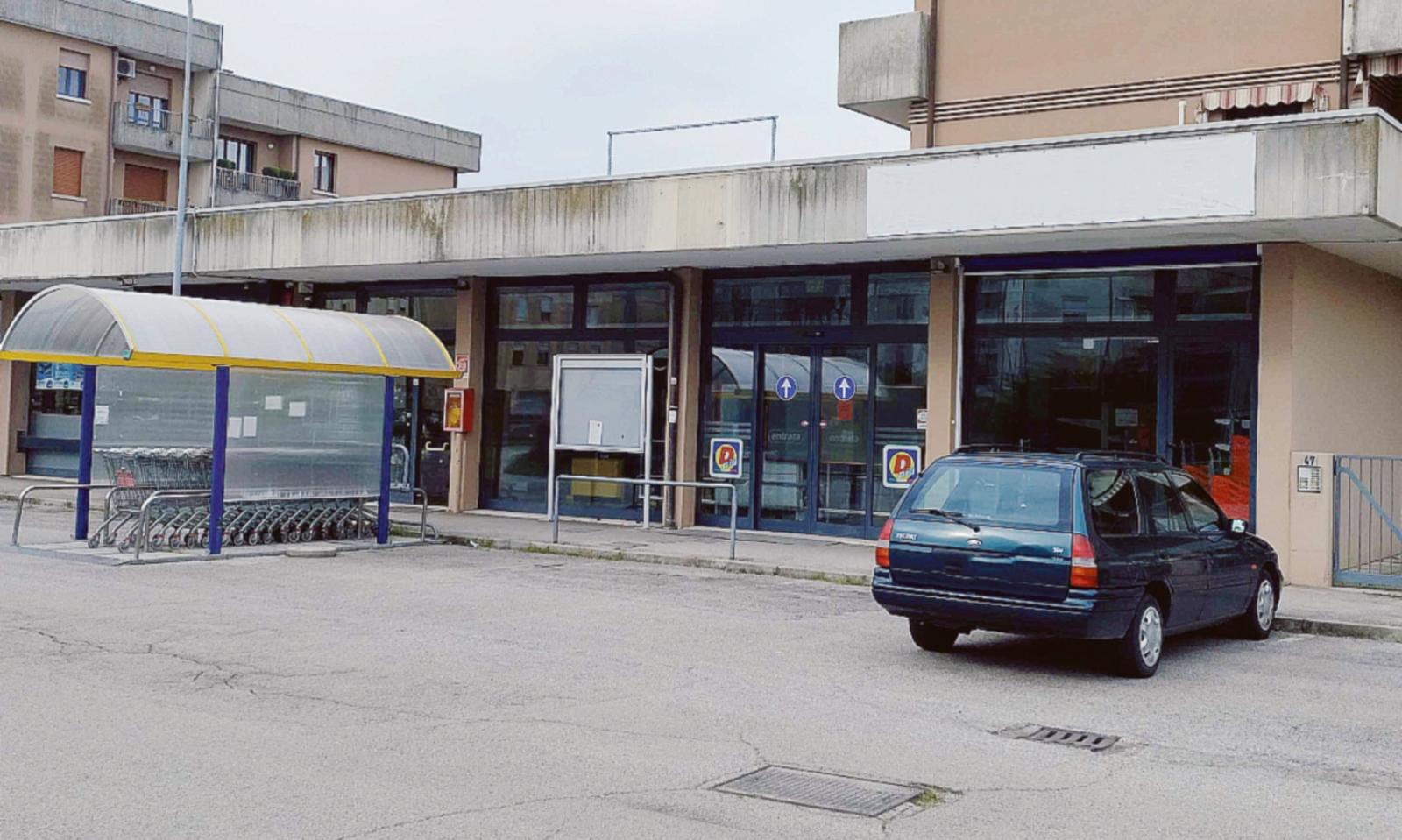 Supermercato chiuso e silenzio