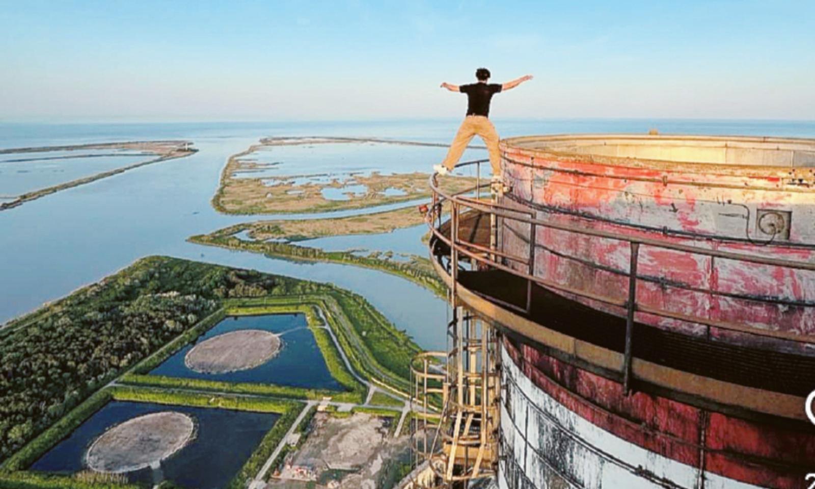 In cima al camino per un folle selfie