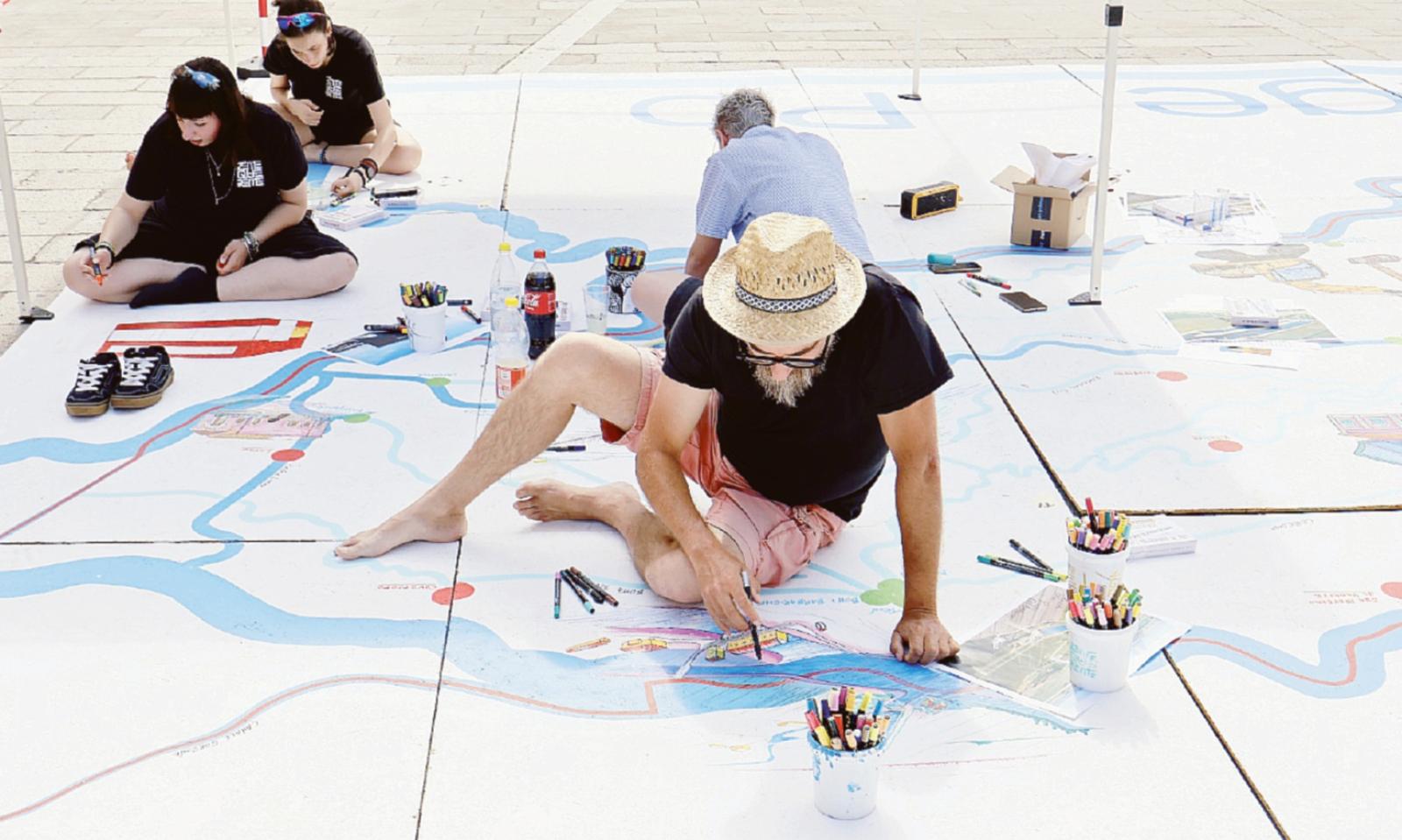 La bonifica si mostra in piazza