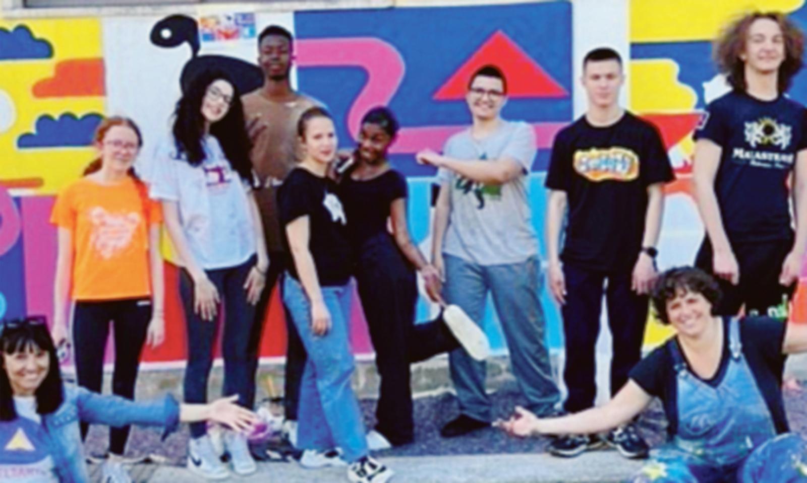 Un grande murales sulla palestra