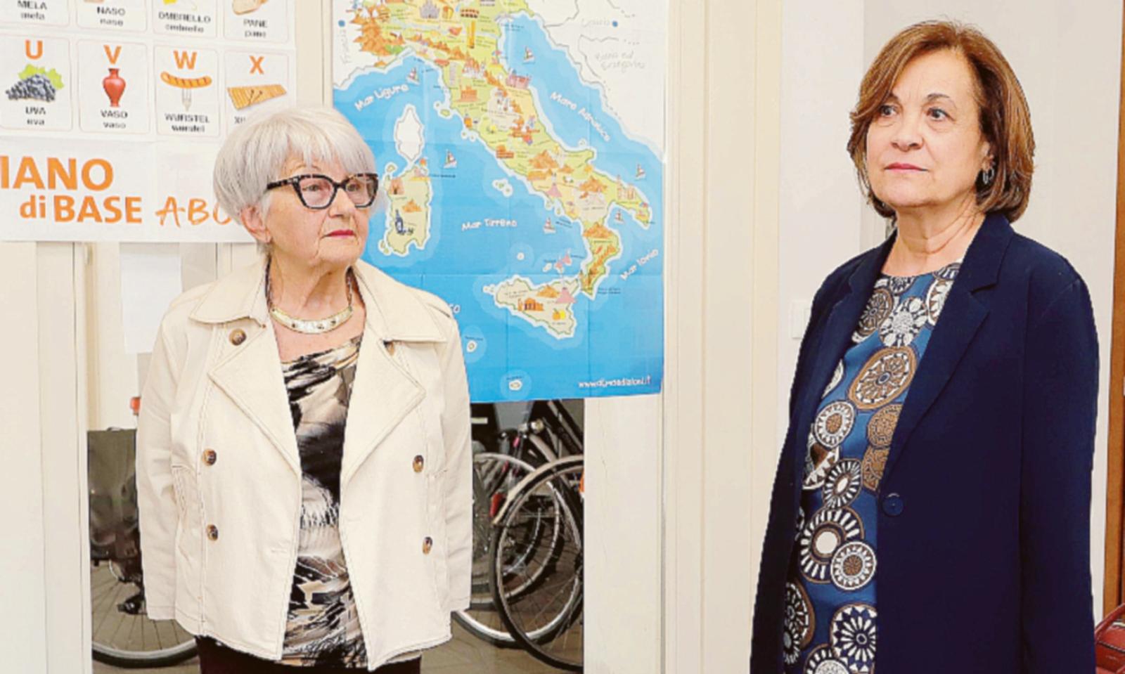 Il prefetto Tancredi in visita al corso di lingua italiana della societ&agrave; Dante