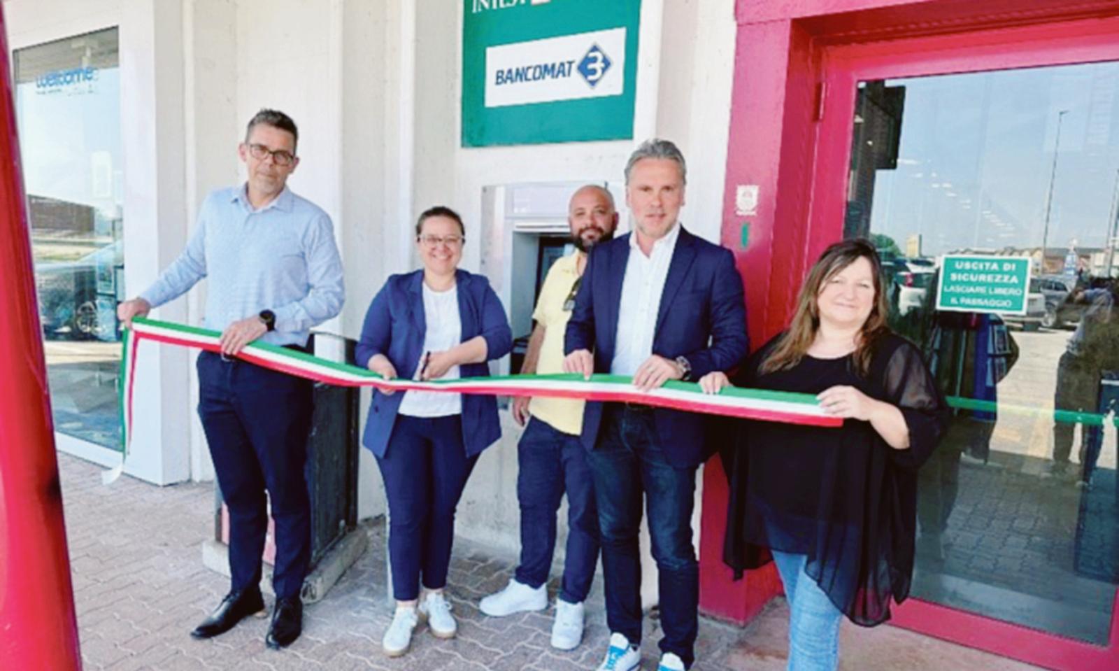 Riapre il bancomat in paese