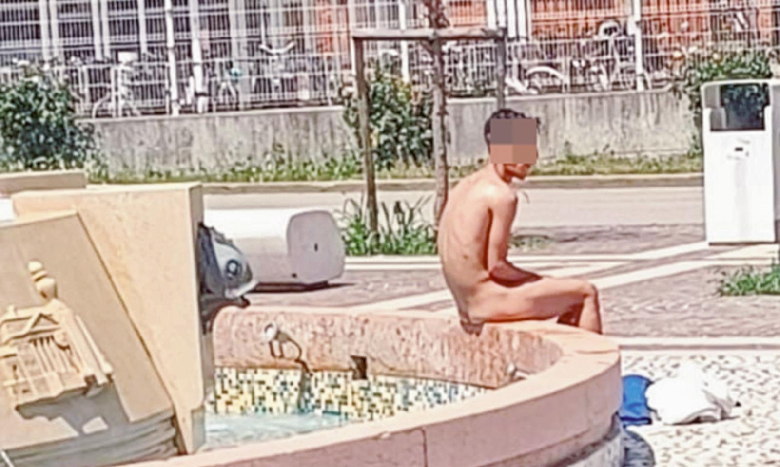 Degrado in citt&agrave;: fa il bagno nudo nella fontana della stazione