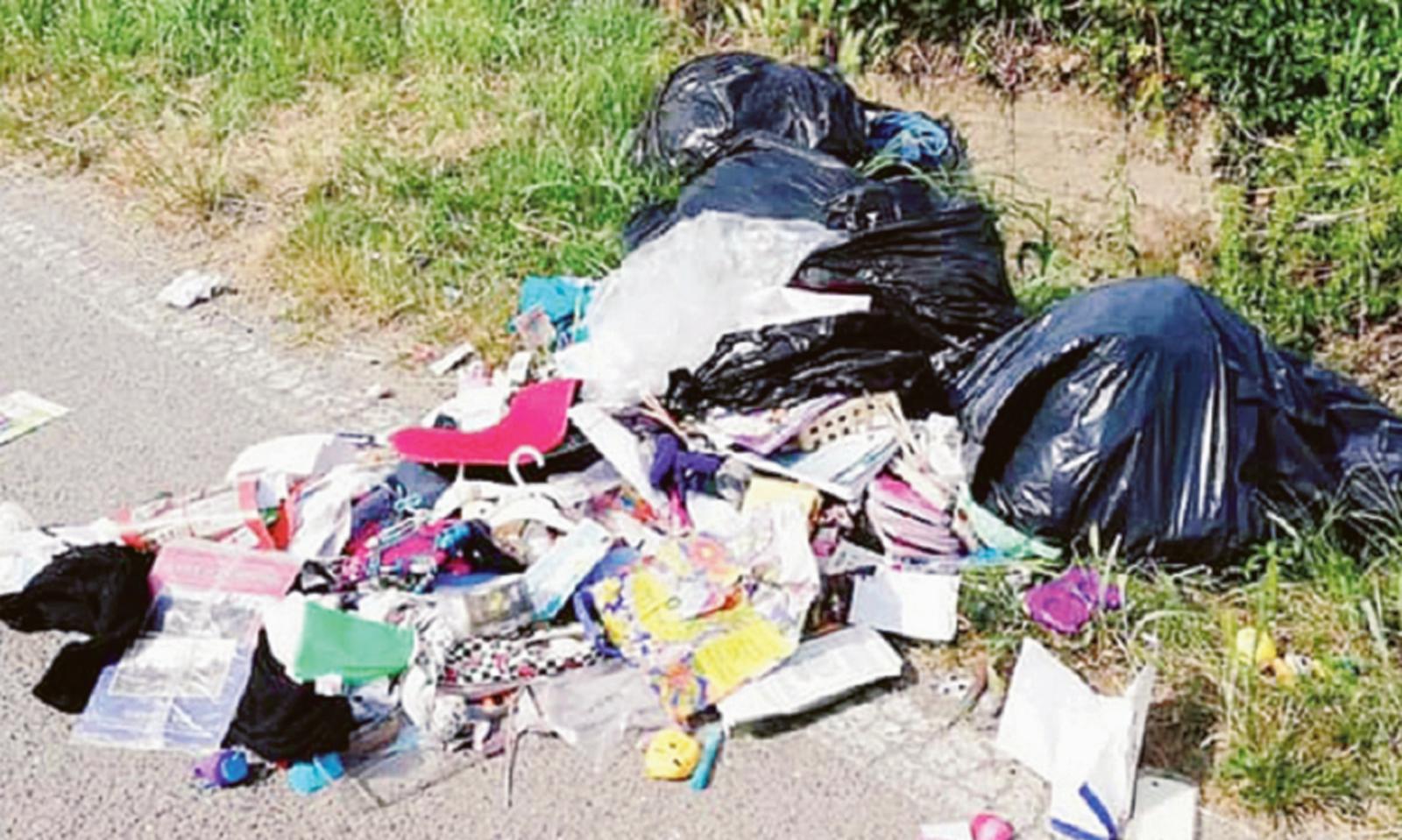 Tolti i rifiuti, ma tornano i sacchi