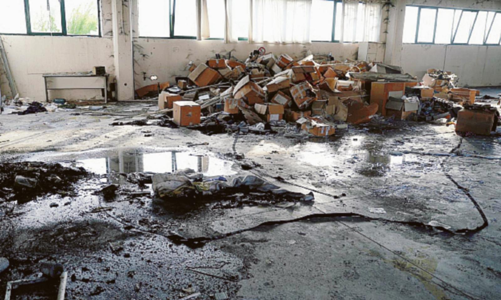 Incendio in un capannone macerie e copertoni in fumo